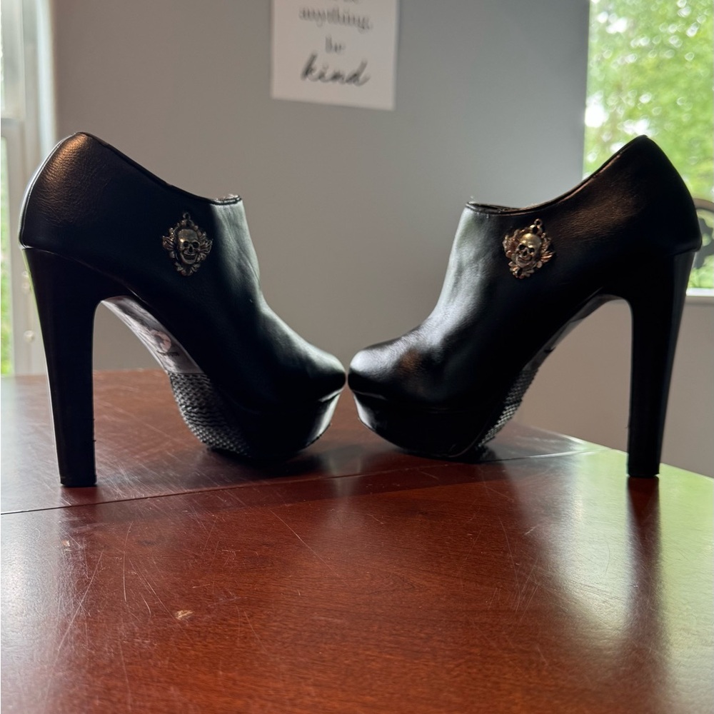 Forever Young Black Heeled Boots with Sleek Finish